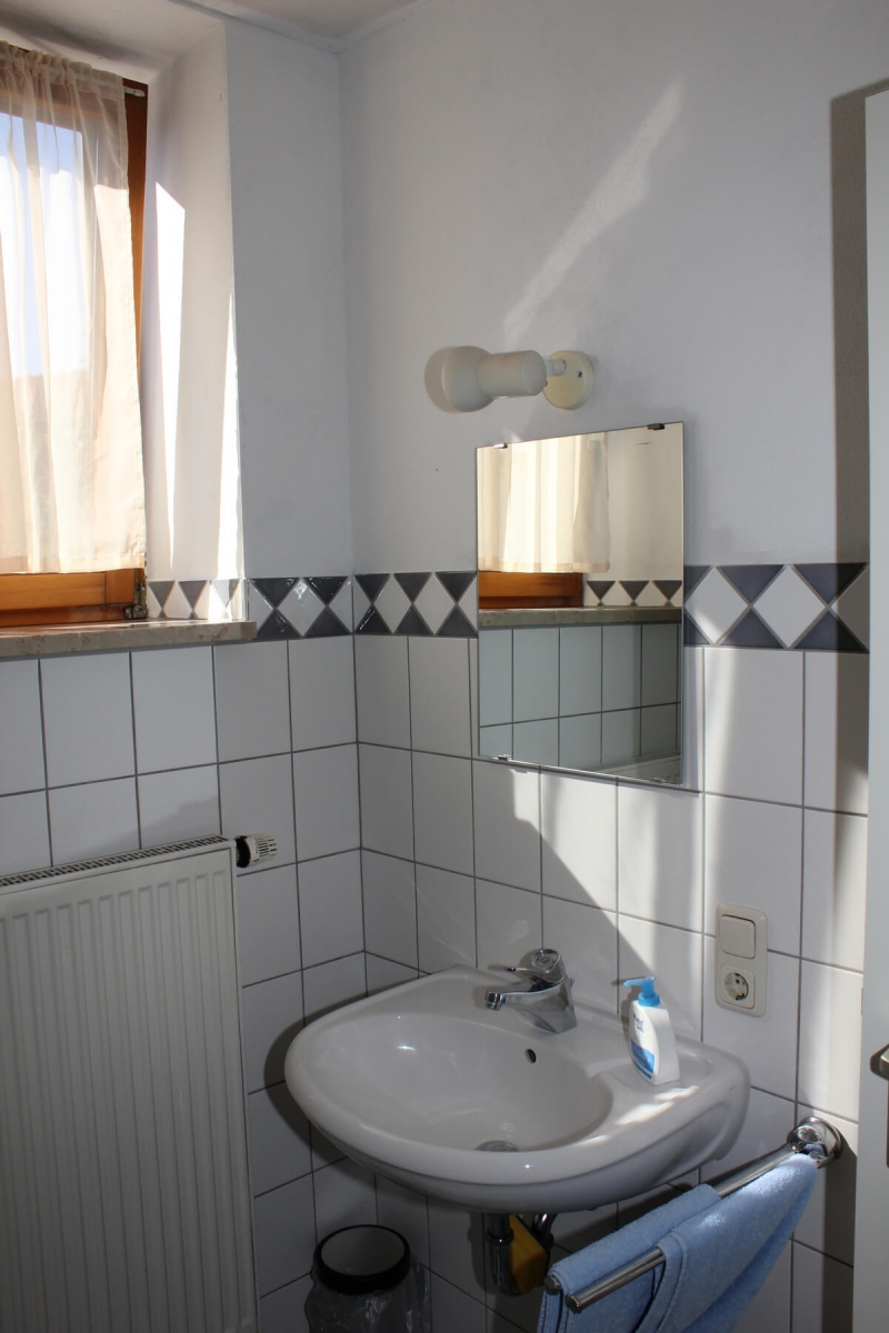 Ein Waschbecken in einem Badezimmer inkl. Spiegel