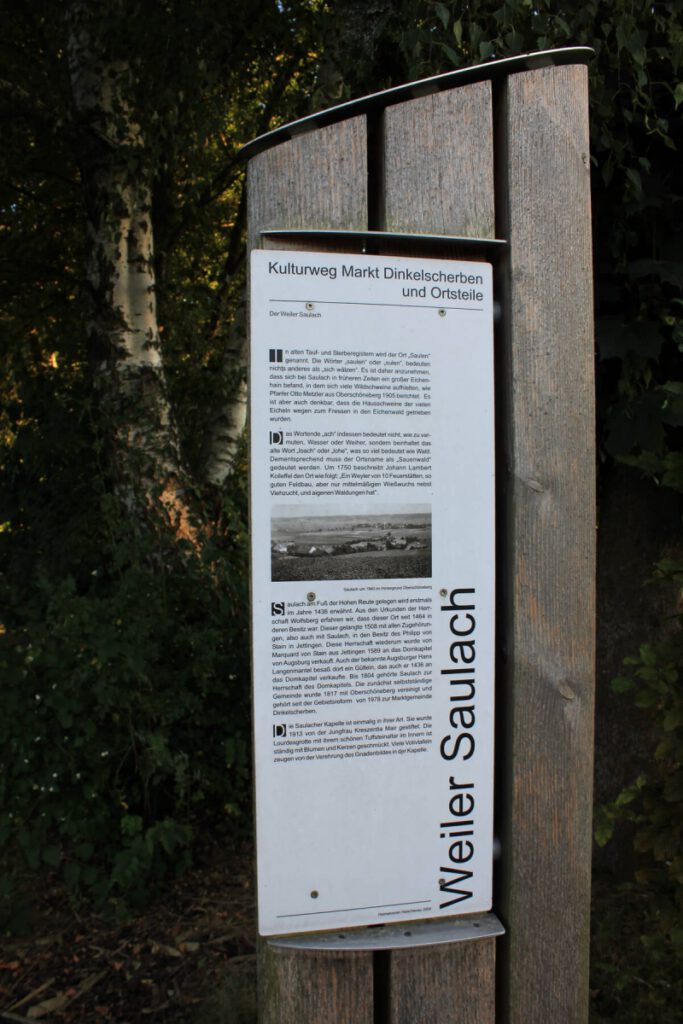 Ein ausgehängter Flyer, auf dem Informationen über Oberschöneberg und die Umgebung stehen
