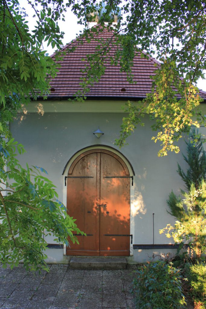 Eine kleine Kapelle mit einer großen, hölzernen Eingangstür, die verschlossen ist