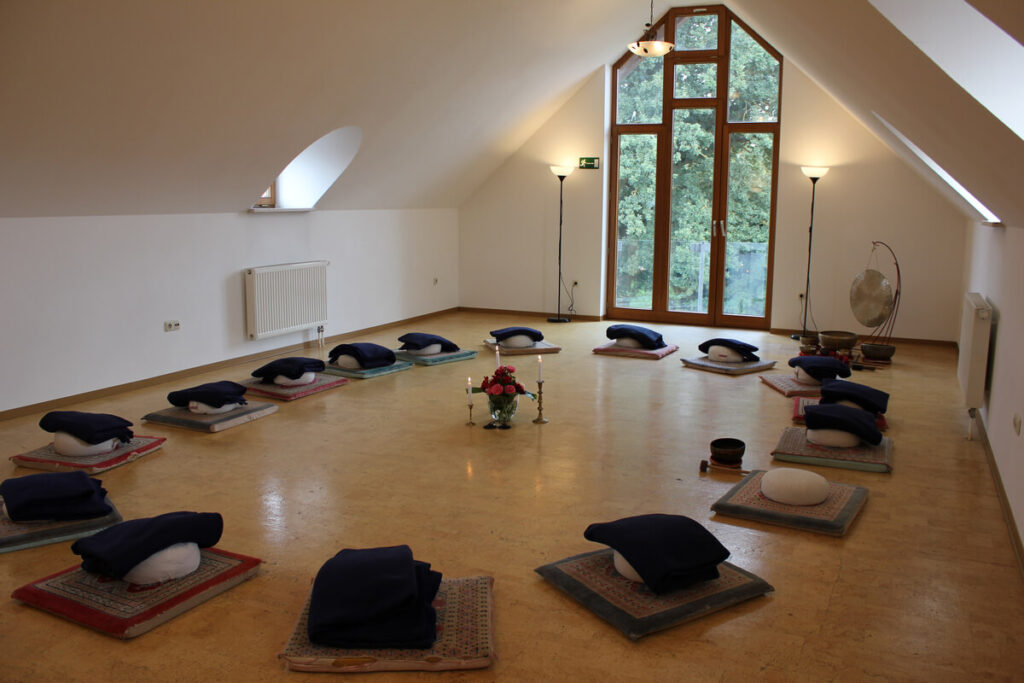 Der obere Seminarraum, ausgestattet mit Bodenmatten und einem Korkfußboden