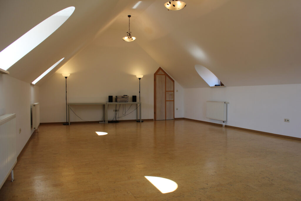 Der obere Seminarraum, ausgestattet mit einem Korkfußboden und Beleuchtung.